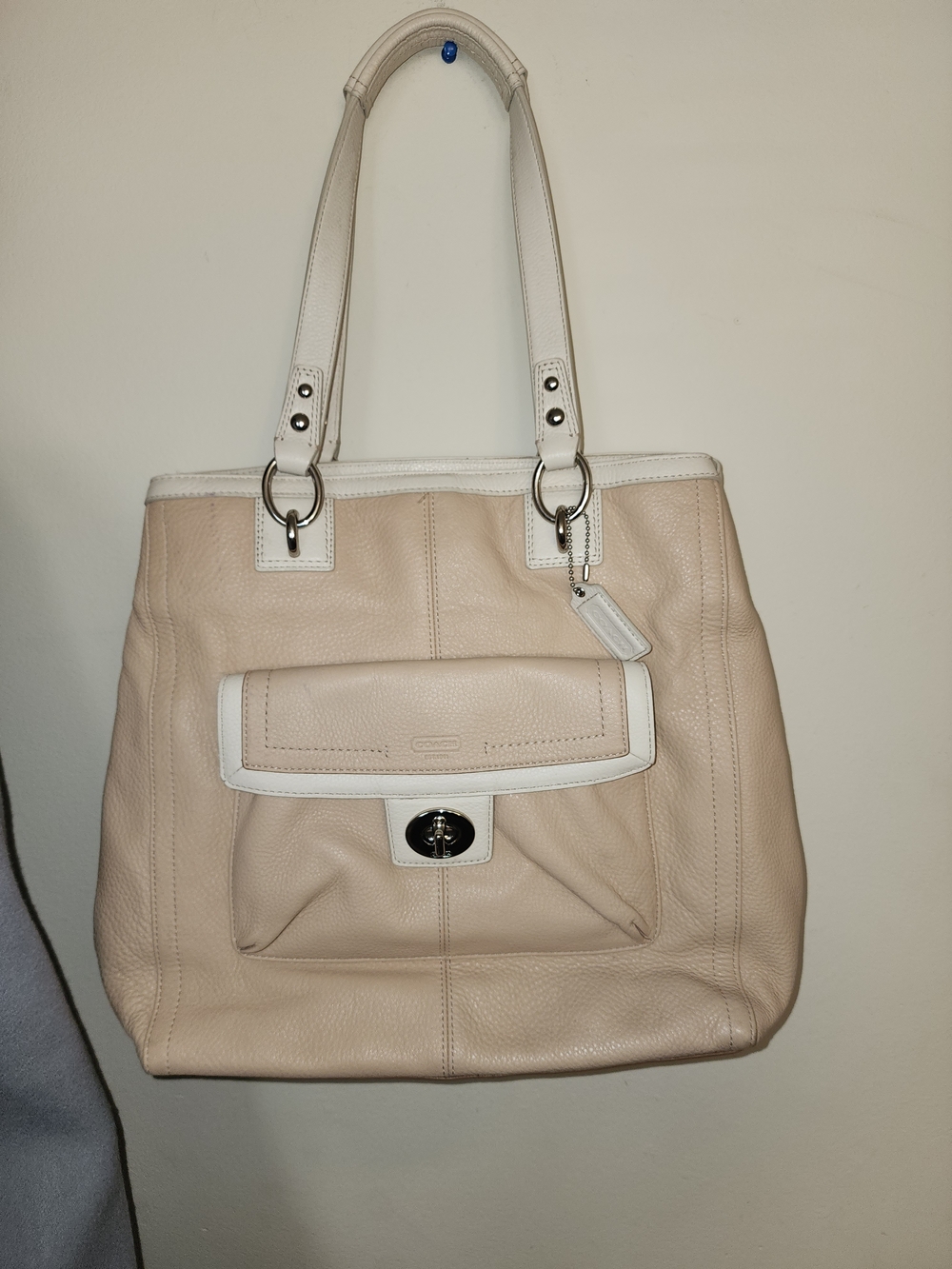 Coach Cream and White Leather Shoulder Bag